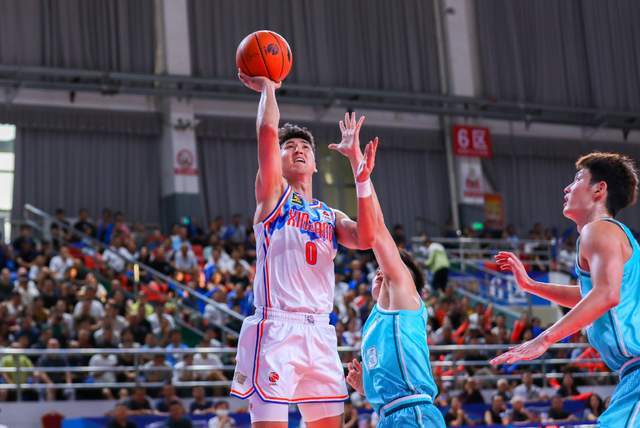 冲击季后赛难了!新疆男篮三大主力连续赛季报销,格兰也无能为力